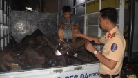 Huế: Làm nhiệm vụ tuần tra, CSGT phát hiện xe tải chở gỗ lậu