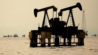 Giá dầu lao dốc vì ba nhà sản xuất hàng đầu thế giới tăng nguồn cung
