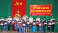 Những món quà ý nghĩa tiếp tục được trao cho cho học sinh nghèo vượt khó tại Nghệ An
