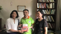 Trao 2.000 tài liệu quý của cố PGS.TS Phạm Tú Châu cho thư viện tỉnh Nam Định