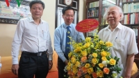 Đồng chí Võ Văn Thưởng thăm, chúc mừng hai nhà báo lão thành Phan Quang và Hà Đăng
