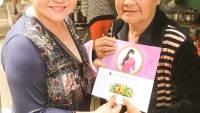 Nghệ sĩ Hương Lan thăm và tặng quà cho các nghệ sĩ tại Viện dưỡng lão nghệ sĩ