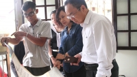 Đoàn công tác Hội Nhà báo Việt Nam thắp hương, tặng quà thân nhân nhà báo Đinh Hữu Dư