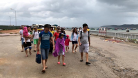5.000 du khách trên đảo Cô Tô vẫn chưa thể về đất liền