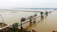 Hợp long cầu Việt Trì - Ba Vì bắc qua sông Hồng