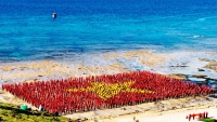 3.000 người tạo hình lá cờ Tổ quốc và hát Quốc ca trên đảo Lý Sơn