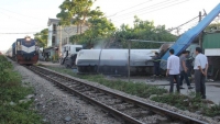 Tàu hỏa đâm xe bồn khiến 3 người trọng thương tại Nghệ An