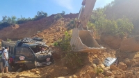 Sập mỏ đất vùi lấp 2 xe tải, 1 lái xe bị thương