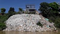 “Nhức nhối” tình trạng đổ đất thải lấn chiếm sông Hồng tại phường Bạch Đằng, quận Hai Bà Trưng