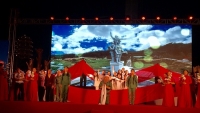 “Khoảng trời con gái' công diễn tại Ngã ba Đồng Lộc