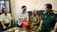 Bí thư Thành ủy Hà Nội Hoàng Trung Hải thăm gia đình chính sách quận Hoàn Kiếm