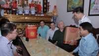 Chủ tịch UBND TP Hà Nội thăm và tặng quà hai gia đình chính sách quận Bắc Từ Liêm