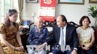 Thủ tướng Nguyễn Xuân Phúc thăm hỏi, động viên gia đình chính sách tại Hà Nội