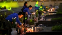 Hàng nghìn đoàn viên, thanh niên thắp nến tri ân các anh hùng liệt sỹ tại nghĩa trang Mai Dịch