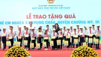 Phó Chủ tịch nước Đặng Thị Ngọc Thịnh tặng quà trẻ em vùng lũ huyện Chương Mỹ