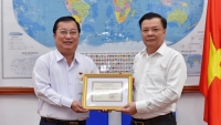 Bộ trưởng Đinh Tiến Dũng trao tặng Kỷ niệm chương “Vì sự nghiệp Tài chính Việt Nam” cho Chủ tịch UBND tỉnh Sóc Trăng