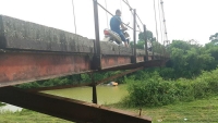 Hà Tĩnh: Thót tim đi qua cây cầu 