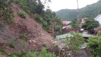 Núi lở đè sập nhà dân ở Nghệ An