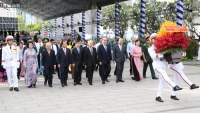 Phó Thủ tướng Trương Hòa Bình dâng hương tưởng niệm Bác Hồ, Bác Tôn