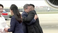 Ông Kim Jong Un và vợ xuất hiện tại sân bay đón Tổng thống Hàn Quốc Moon Jae In