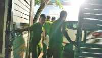 Cơ quan CSĐT Bộ Công an đã tống đạt quyết định khởi tố 4 bị can nguyên là cán bộ Văn phòng Thành ủy, UBND TP. Đà Nẵng