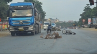 Hà Nội: Xe “hổ vồ” trọng tải lớn tung hoành “phá nát” Quốc lộ 21A