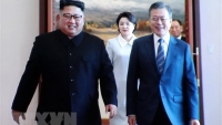 Ông Kim và ông Moon tiến vào phiên họp kín