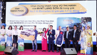 Bảo Việt trao xe Mercedes-Benz C200 cho khách hàng tham gia chương trình “Mùa hè sôi động”
