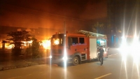 Hà Nội: Cháy lớn, gần 10 ki ốt bị thiêu rụi