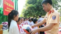 Bắc Giang: Ban ATGT tiếp tục tặng 200 cặp phao cho học sinh vùng lũ