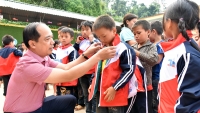 Báo Tuổi trẻ Thủ đô tặng quà các học sinh Mù Cang Chải, Yên Bái