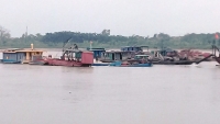 Bắt giữ hàng loạt tàu khai thác cát trái phép trên sông Hồng 