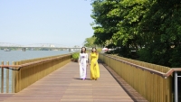 Lo ngại về tính bền vững của cầu đi bộ lát gỗ lim ở Huế