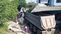 Nghệ An: Xe đầu kéo đâm sập nhà dân, chủ nhà bị thương nặng