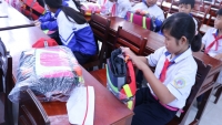 Quảng Ngãi: Trao tặng cặp phao cho học sinh 4 huyện vùng lũ