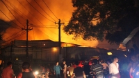 Đồng Nai: Xưởng gỗ bốc cháy dữ dội trong đêm, nhà xưởng bị lửa thiêu rụi hoàn toàn