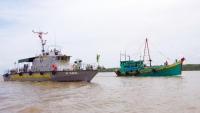 Nam Định: Bắt quả tang 2 tàu bơm dầu trái phép trên biển