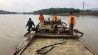 Hà Tĩnh: Bắt sà lan khai thác cát sạn trái phép trên sông Ngàn Phố
