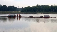 Hà Tĩnh: Bắt quả tang sà lan hút cát trái phép trên sông Ngàn Phố