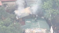 Cháy cửa hàng trong hẻm, Cảnh sát PCCC leo lên mái nhà dập lửa, cứu người