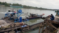 Trục vớt thành công 100 tấn hóa chất Axit clohydric rơi xuống sông Đồng Nai 