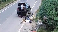 Hà Tĩnh: Nguyên cán bộ Phòng LĐTB&XH huyện lái ô tô con mang rác đổ giữa đường bị xử phạt 3 triệu đồng