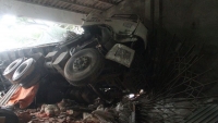 Hà Tĩnh: Xe tải đâm sập ki-ốt vật liệu xây dựng trong đêm, 2 người nhập viện