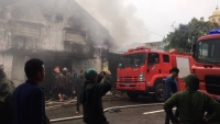 Nghệ An: Cháy dữ dội kho hàng gần chợ Vinh, người dân tháo chạy toán loạn