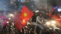 Hình ảnh người dân Cố đô Huế đội mưa cổ vũ đội tuyển Việt Nam