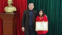 Bộ GD-ĐT trao bằng khen cho nữ sinh lớp 8 ở Hà Tĩnh trả lại 30 triệu tiền nhặt được