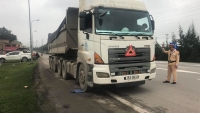 Hà Tĩnh: Bắt phạt đoàn xe đầu kéo chở đá vôi quá tải trọng cho phép