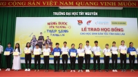 Nam A Bank và Hoa hậu H’Hen Niê trao học bổng tại Đắk Lắk