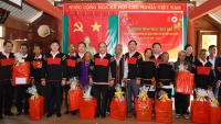 Thủ tướng  trao quà Tết cho đồng bào dân tộc Đắk Nông
