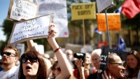 Hàng nghìn người biểu tình phản đối quyết định đình chỉ Quốc hội của Thủ tướng Anh